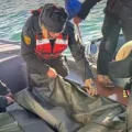 Rescate de los cuerpos por parte de efectivos de la Armada Boliviana