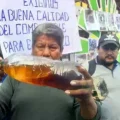 Transportistas muestran la gasolina contaminada que dañó sus motorizados.