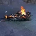 La motocicleta terminó quemada en medio de la autopista La Paz - El Alto