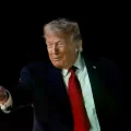 El presidente de Estados Unidos, Donald Trump, reacciona al abordar el Air Force One, tras asistir al tercer partido de las F