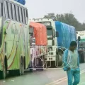 El bloqueo genera una extensa fila de vehículos varados