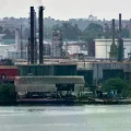 Una mujer cruza la calle durante un apagón en La Habana, en medio de la crisis energética.