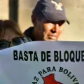 Una persona sostiene una bandera en una manifestación para exigir el desbloqueo de las carreteras