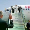 El rey Felipe despide en el aeropuerto Tenerife Norte al papa León XIV.