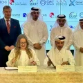 Mariia Shevchenko, CEO de GRO, y Hamad Al Hajri, fundador de GrowthX Capital, firman el acuerdo de inversión.