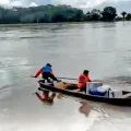 Traslado de maletas electorales por el río