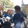 El momento en el que lanzan agua a uno de los dirigentes.