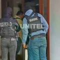 Personal policial realiza un allanamiento en un inmueble de Equipetrol, Santa Cruz.