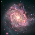 Galaxia M83 en luz de rayos X y óptica.