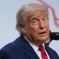 Trump sube al escenario para dar su rueda de prensa en Evian.