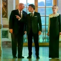 Donald Trump recibe una visita guiada al Palacio de Versalles del presidente francés Emmanuel Macron y su esposa Brigitte Macron.