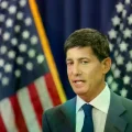 Kevin Warsh en Washington luego de la reunión del Comité Federal de Mercado Abierto (FOMC).