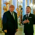 Donald Trump y el francés Emmanuel Macron durante una visita al Palacio de Versalles, antes de una cena en honor al líder de la Casa Blanca.