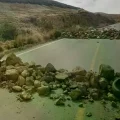 Punto de bloqueo instalado en la carretera hacia Colomi, en el departamento de Cochabamba.