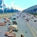 Carreteras del país sembradas con piedras que impiden la libre circulación vehicular.