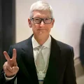 Tim Cook, consejero delegado de Apple, hace el signo de la victoria al fotógrafo durante la 56ª reunión anual del WEF, en Davos, Suiza, el 20 de enero de 2026.