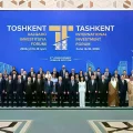 Foto de familia de los participantes en el quinto Foro Internacional de Inversión de Taskent.