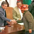 El presidente Rodrigo Paz y el dirigente de la COB Mario Argollo se dan la mano en el Banco Central de Bolivia.