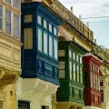 Coloridos balcones tradicionales en la calle Malta