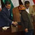 Rodrigo Paz y Mario Argollo estrechan sus manos durante el inicio del diálogo