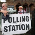 Votantes en un centro electoral en Makerfield.