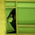 El senador Jaques Wagner se asoma por una ventana en esta foto de archivo.