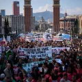 Varias personas se congregan durante una manifestación para protestar por los precios de la vivienda en Barcelona, España, el 5 de abril de 2025.