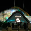 Participante del festival anual Hareed en las islas Farasán con su captura de pez loro.