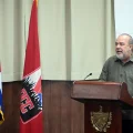Un hombre trabaja en un automóvil clásico estadounidense en La Habana, Cuba, el miércoles 17 de junio de 2026.