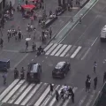 Un auto que recibió las balas durante el tiroteo en Times Square.