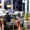 Largas filas de vehículos en los surtidores se registraron el miércoles por la noche en Santa Cruz.