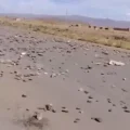 Campesinos en Konani; la carretera luce desierta con solo piedras sobre la vía.