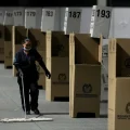 Preparativos en un centro de votación en Bogotá, para el balotaje de este domingo.