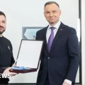 Zelenski recibió la Orden del Águila Blanca del entonces presidente Andrzej Duda en 2023.