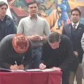 El secretario ejecutivo de la COB, Mario Argollo, y el presidente Rodrigo Paz firman el acuerdo.