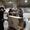Empleados electorales preparan las urnas para el balotaje de este domingo, en un centro de votación en Bogotá.