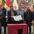 Los ministros del Gobierno y el secretario ejecutivo de la COB, Mario Argollo, tras la firma del acuerdo