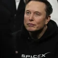 Elon Musk asiste a las finales del campeonato de lucha de la NCAA, el 22 de marzo de 2025, en Filadelfia.