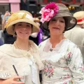 Michelle O'Toole con su hija Amelie celebrando Bloomsday en Duke Street, Dublín.