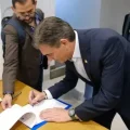 El presidente Rodrigo Paz firma el decreto de Estado de excepción.