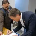 Paz firma el decreto de Estado de excepción.