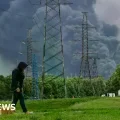 Un humo negro y acre salía de la refinería de petróleo tras el ataque del jueves.