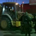 Policías y maquinaria pesada se concentran en El Alto para el desbloqueo de carreteras.