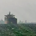Buques de carga atraviesan el Estrecho de Ormuz cerca de la costa de Emiratos Árabes.