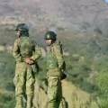 La Policía Militar controla las colinas próximas a la carretera que une Cochabamba con Oruro.