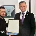 El presidente ucraniano Volodymyr Zelensky posa para una foto.