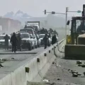 La Policía despeja las avenidas en la ciudad de El Alto con un tractor.