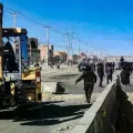 Maquinaria pesada recoge los escombros que dejaron los bloqueadores en Ventilla, El Alto.