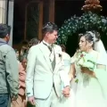 Una pareja se casó este sábado en la catedral de La Paz en medio del estado de excepción.