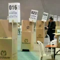 Urnas preparadas en un puesto de votación en Bogotá, para el balotaje de este domingo.